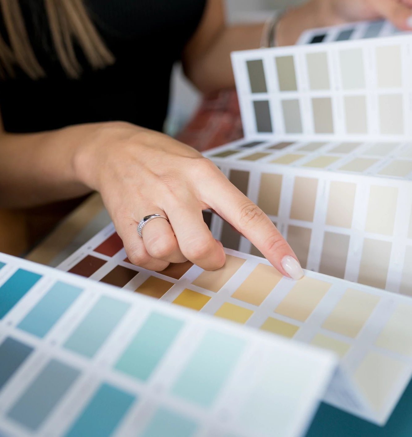 people choosing from color swatches from Wilmington Carpets in the Wilmington, OH area